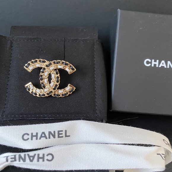 CHANEL 2022A GOLDEN TONE CC LOGO WHITE AND BLACK LEATHER SMALL BROOCH - Picture 7 of 14